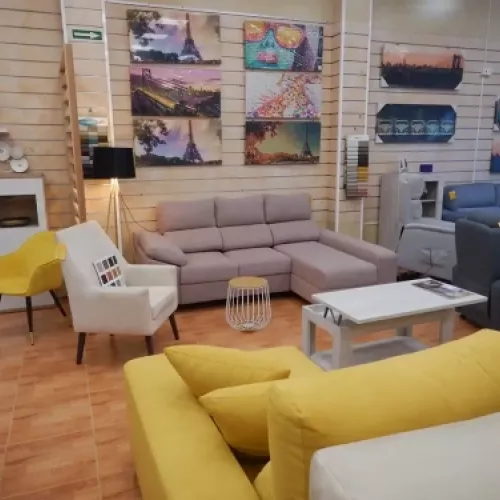 Sofás en tienda con medidas para adaptarse a tu casa