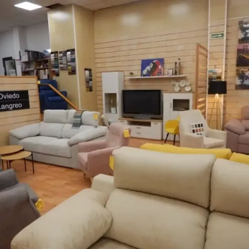 Sofás en exposición con medidas que se adaptan a tu hogar