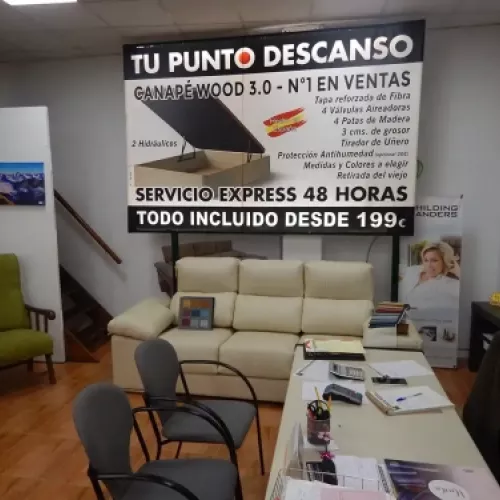 sofas en exposicion con luz natural y ambientes calidos