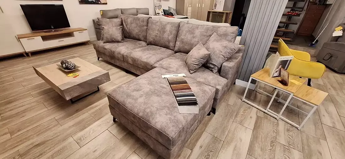 Sofás, colchones y muebles en exposición en Asturias