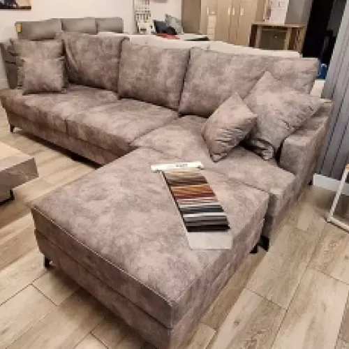 Sofás, colchones y muebles en exposición en Asturias