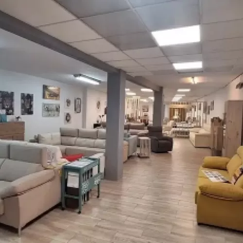 sofas en exposicion con luz natural y ambientes calidos