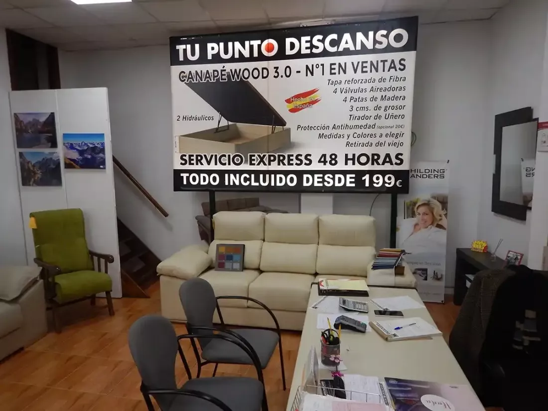 sofas en exposicion con luz natural y ambientes calidos