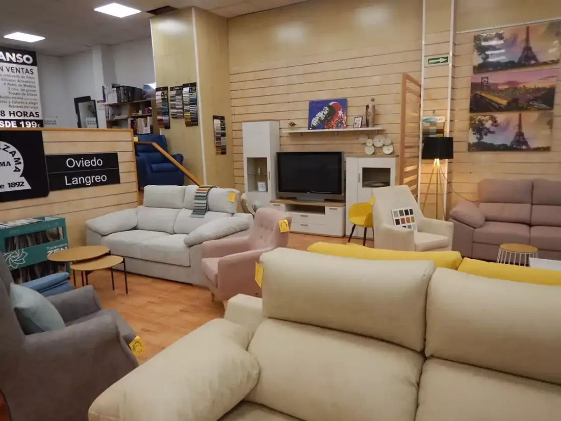 Sofás en exposición con medidas que se adaptan a tu hogar