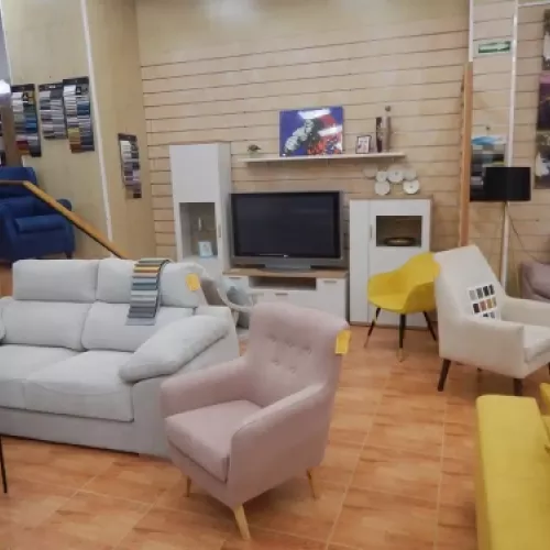 Sofás a medida en exposición, listos para tu salón