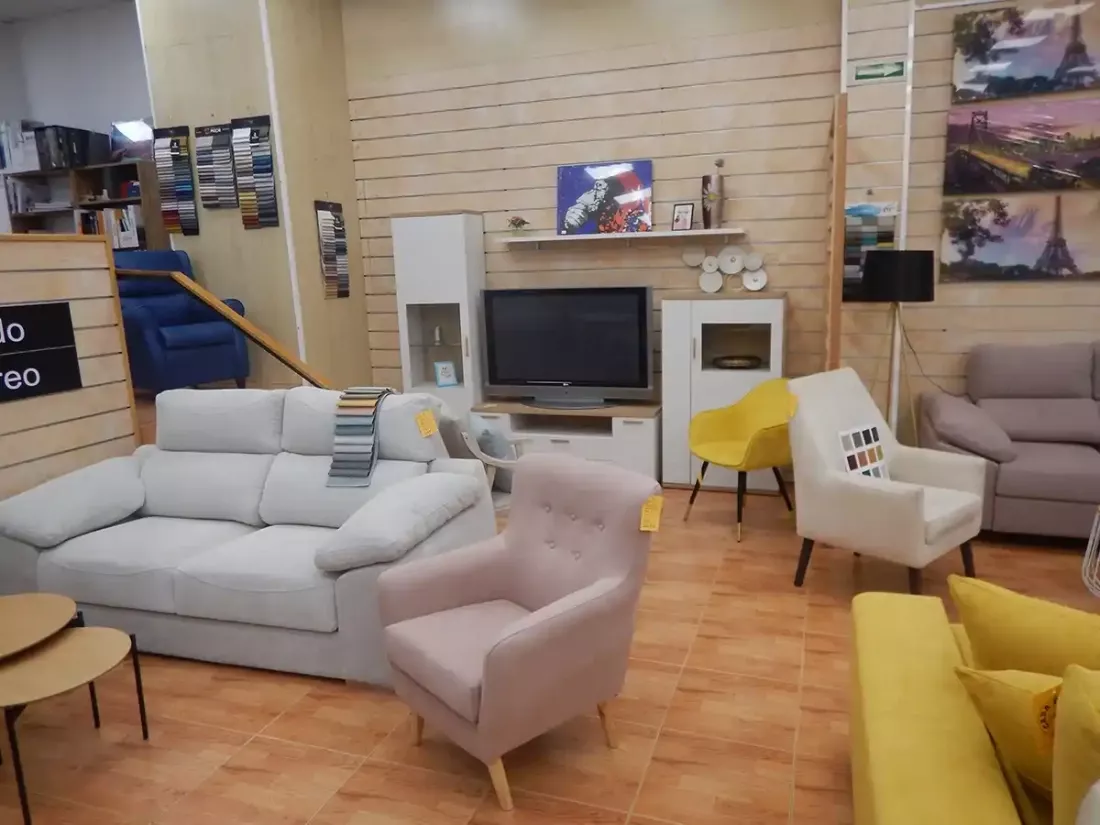 Sofás a medida en exposición, listos para tu salón