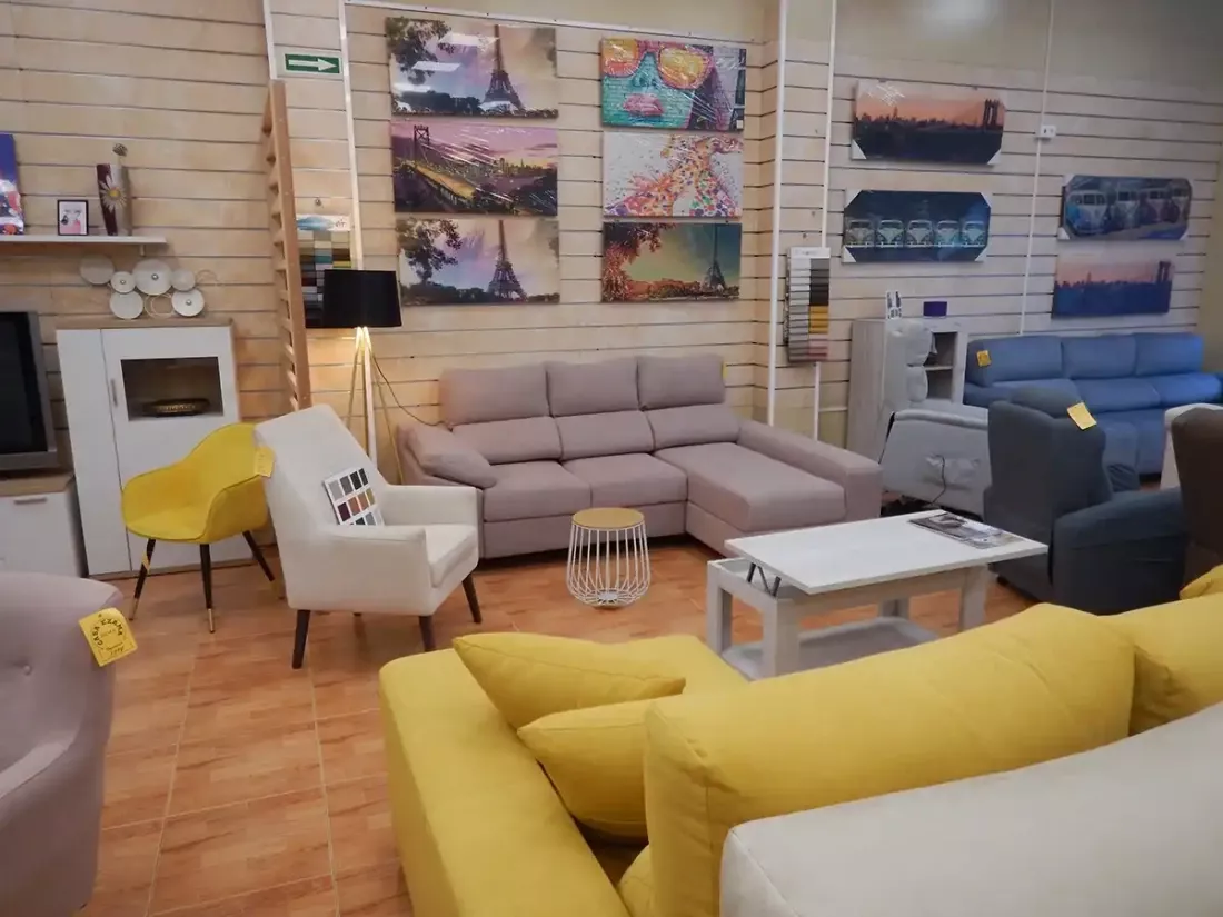 Sofás en tienda con medidas para adaptarse a tu casa