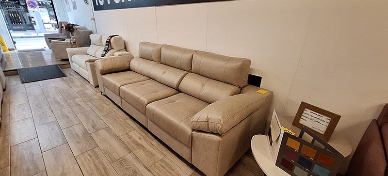 Sofás cómodos y modernos en tienda local