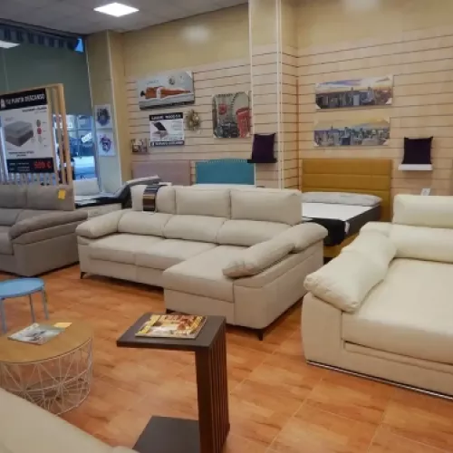 Sofás en nuestra exposición, confort que se adapta a tu espacio